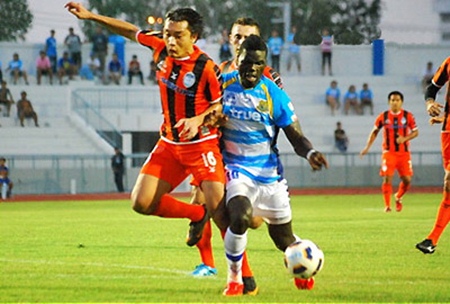 Pattaya United’s O.J. Obatola, right, shrugs off the challenge of Sri Racha’s Sujarit Jantakul, left, during the second half of their Thai Premier League game in Chonburi, Saturday, April 16. (Photo/Ariyawat Nuamsawat)